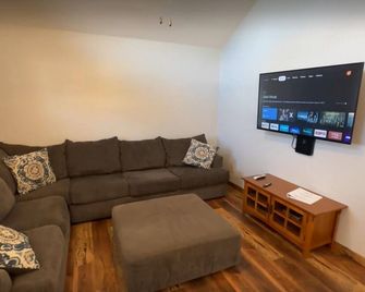 5th Gear - Three Bedroom, Two Bath Villa w/ Lofted Ceiling - Attica - Sala de estar