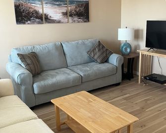 Charming 3-bedroom house in quiet Slaughter Beach with fenced area for your pet. - Milford - Living room
