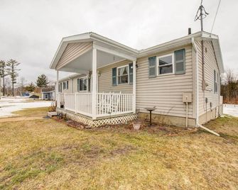 Waterfront Evart House on Chippewa Lake Channel - Evart - Building
