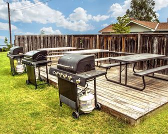 Beach Front- Wasaga Beach/Ac/Bbq/ Near Blue Mountain - Wasaga Beach - Patio