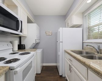 Villa San Basilio 1 - Pool, Hot Tub, Gym & Golf - Brownsville - Kitchen