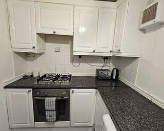 Country calm with urban access - East Kilbride - Kitchen