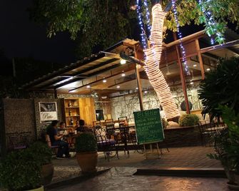 The Purple Tree Bed & Breakfast - Parañaque - Patio