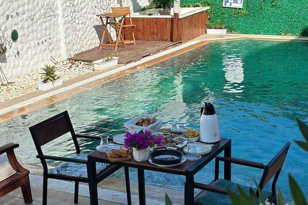 Flora Boheme Butik Otel - צזמה - בריכה