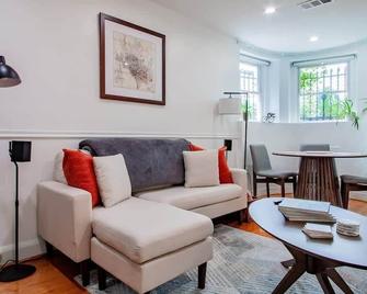 Fancy 1-br in Central Location Parking Available - Washington, D.C. - Wohnzimmer