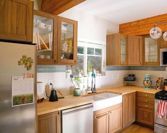 Barn Haus by the Creek. Dog Friendly! - Grass Valley - Kitchen