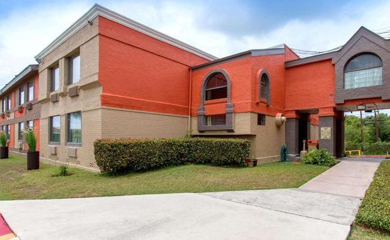 Quality Inn And Suites I 35 Near Att Center 60 1 1 8 San