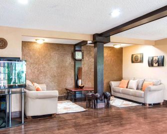 Quality Inn and Suites I-35 near Frost Bank Center - San Antonio - Living room