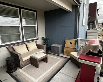 Townhouse, close I25, Air Force Academy, walk to restaurants, movies, bowling - Colorado Springs - Balcony