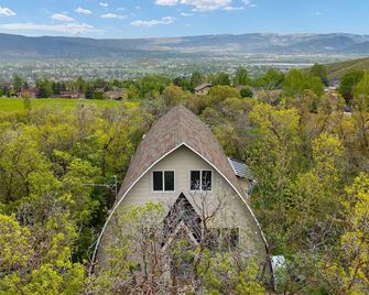 Cozy Mtn Cabin - Epic Views - Hot Tub - Fire Pit - Midway - Outdoors view