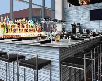 Hydropool Spa Hottub/Bowling Alley/Patio/Bbq/Games - Gorgeous Corner Condo - Kitchener - Bar