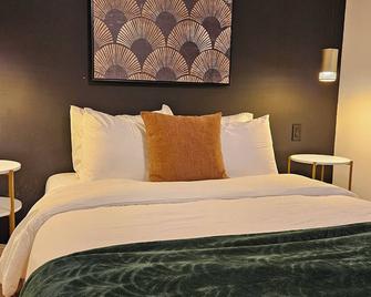 New! 2bd-Home With Fast Wi-Fi & Free Parking! - Taylor - Bedroom