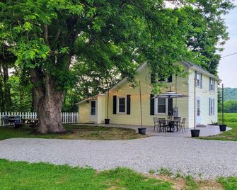 The Yellow Farmhouse - Whitewater River access & fire pit. Peaceful and comfy! - Brookville - Edificio