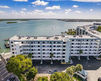 Lovely Marco Island Condo with Private Bay View - Marco Island - Building