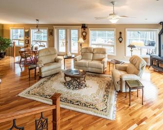 Riverside Retreat - Secluded exotic villa in the Rocky mountains - Morley - Living room