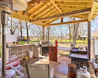 Creekfront Yellville Manor with Parlors and Fire Pit! - Yellville - Patio