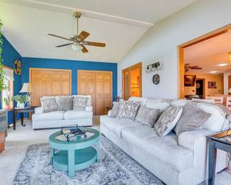 Prairie du Chien Home with Yard 3 Mi to River! - Prairie du Chien - Вітальня