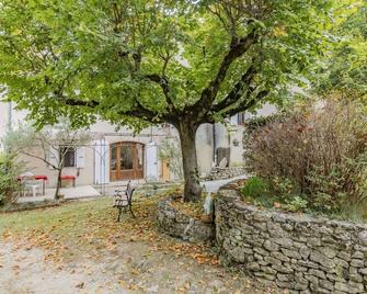 Beautiful private villa for 2 guests with WIFI, TV, terrace, pets allowed and parking - Espeluche - Patio