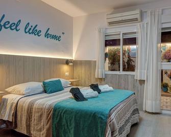 Andalusian Apartment By Seric, 15' walking to the beach - Torremolinos - Makuuhuone