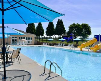 Boat, fish, golf, swim, & dine at Mariners Landing on Smith Mountain Lake! - Huddleston - Pool