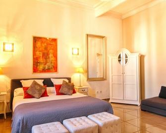 A Propos- Suites et chambres - Orange - Bedroom