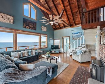 Oceanfront Rustic Sunset Cabin With Stunning Ocean Views & Staircase to Beach! - Brookings - Living room