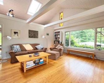 9 acres of elegant gardens, rolling lawns, wooded paths and a private pool - Chatham - Living room
