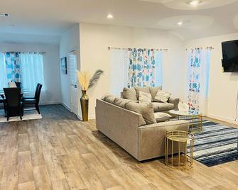 Spacious 5-bedroom house in Evergreen / Pool + Family Friendly - Rosenberg - Living room