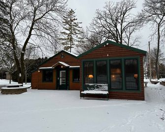 Charming Log Cabin on a private spring fed lake - Fond du Lac - Gebouw