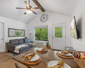 Grandlakekayakforestviewfirepitkingslakefront - Grove - Sala de estar