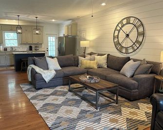 Spacious family home minutes from public boat launch, shopping and hospitals. - Gadsden - Olohuone