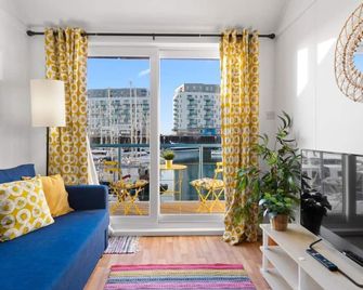 On the Water 4 A One-of-a-Kind Stay Free Parking By My Getaways - Brighton - Living room