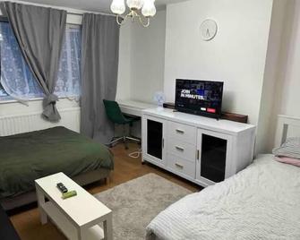 Wembley Homes Serviced Apartment, 25mins - Wembley - Bedroom