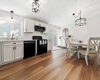 The French Farmhouse: A Luxury Two Bedroom Condo on Rural, Peaceful Property - Londonderry - Kitchen