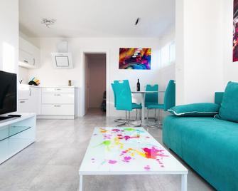 Vila Magenta, Terrace, Free parking - Izola - Wohnzimmer