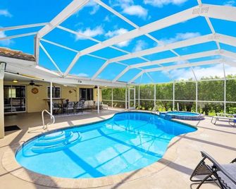 Centrally located pet-friendly home with spa and pool - Marco Island - Piscina