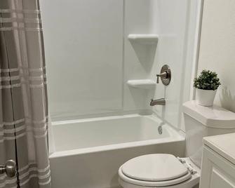 Charming 3-bedroom house with AC, WiFi near Lackland or downtown San Antonio - San Antonio