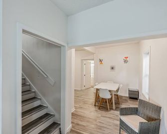 Sleek 4br Home In Raleigh â Fully Renovated 4 Bedroom Home by RedAwning - Raleigh - Comedor