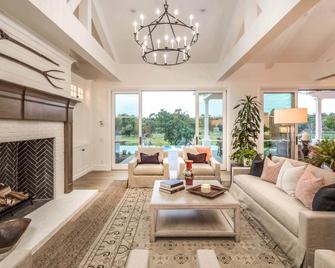 Luxury 5 Bedroom Estate With Pool + Views In Rancho Santa Fe - Rancho Sante Fe - Living room