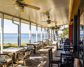Quality Inn and Suites Gulf Breeze Bayside near Pensacola Beach - Gulf Breeze - Restaurant