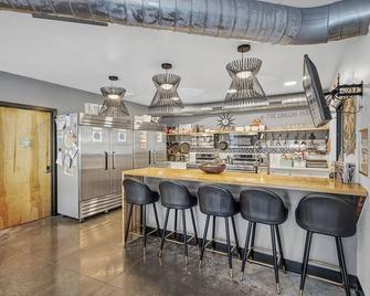 Family Suite With Kitchen, Pool, And Activities - Pacific - Bar