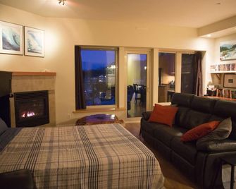 Gorgeous one bedroom condo on the Ucluelet Inner Harbour Boat Basin - Ucluelet - Salon