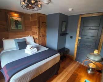 Crew's Quarters Boarding House - Caters to Men - Provincetown