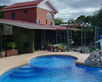 Casa Morpho Vacation Home in Liberia - Liberia - Piscina