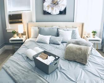 Cal King Bed/Sleeps 4/Furnished Private Apt/In-Unit Washer Dryer/Smart 55' Hdtv - Bakersfield - Bedroom