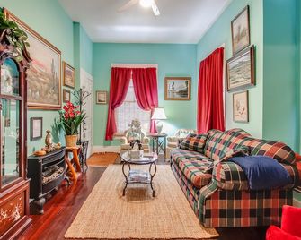 Apt #3 - Historic Apt Downtown by Riverwalk, Pearl Brewery, Ft. Sam & Trinity - San Antonio - Living room