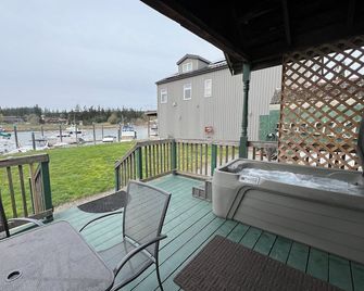Bridge Tender Shack with hot tub on deck - La Conner - Balkon