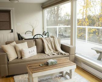 Cozy Waterfront Cottage - Southampton - Living room