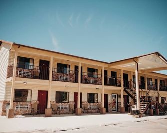 Whispering Sands Motel - Hanksville - Building