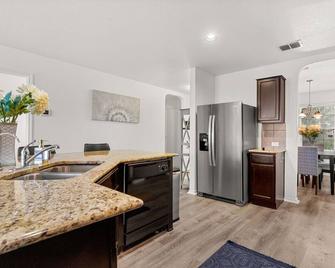 Spacious 5 Bedroom-Seaworld/Lackland Family Retreat - San Antonio